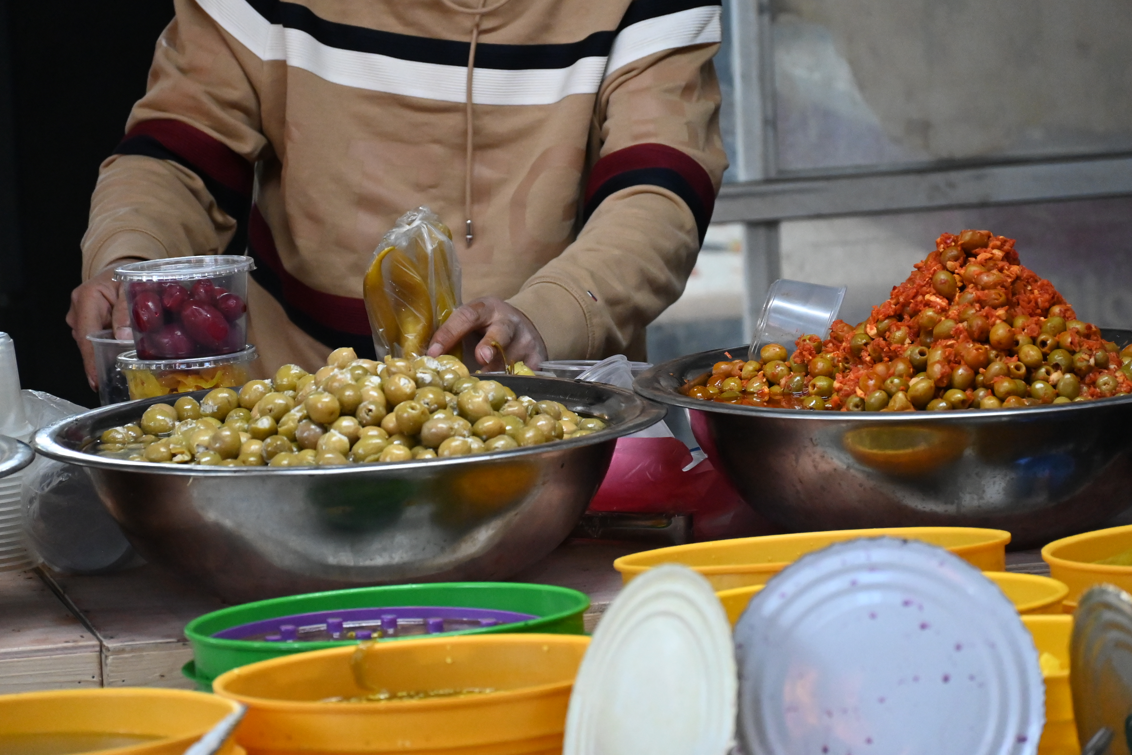 صور حصرية لقسماوي نت | كفرقاسم : أجواء رمضانية في سوق رمضان التقليدي في ميدان ابي بكر الصديق وتوافد وازدحام في اليوم الأول